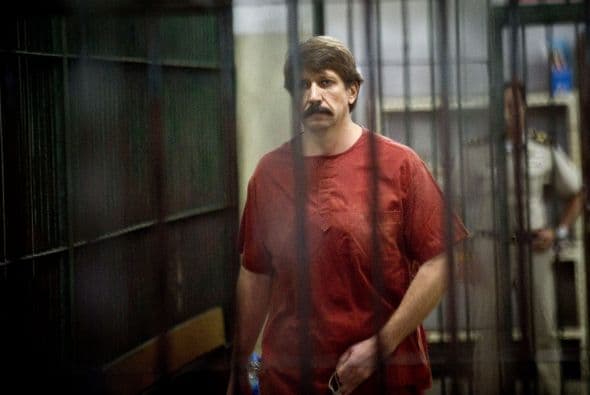 Las tres cosas que Bout pudo aprovechar fueron: los aviones abandonados en pistas entre Moscú y Kiev (...), las enormes existencias de armas vigiladas por soldados que ya no cobraban el sueldo y un fuerte aumento de la demanda (mundial) de armas".