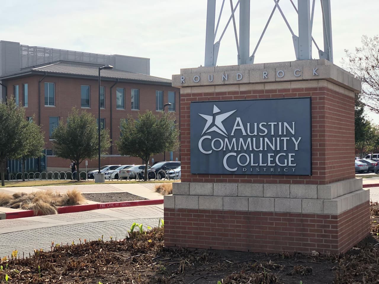Equipo de cámara provocó cierre en ACC Round Rock al ser confundido con rifle 