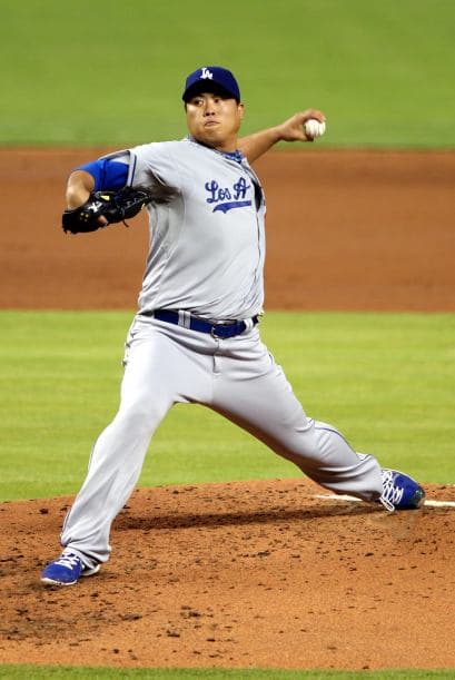 El pitcher de los Miami Marlins, José Fernández, se robó el show durante el esperado juego contra los muy calientes Los Angeles Dodgers, al dejar al jardinero Yasiel Puig 0-3 con un ponche y venciendo a los indomables Dodgers 6-2. Puig tuvo un fin de semana alegre, compartiendo con Lebron James y se paseó por el estadio de los Marlins ante 27,127 fanáticos, el tercer número mayor de asistentes en la temporada, pero terminó 0-5 con dos ponches. Fernández y Puig, ambos cubanos desertores, ambos novatos, en equipos distintos, podrían estar disputando el título del Novato del Año de las Grandes Ligas. Entra y Vota aquí por el mejor de los dos.