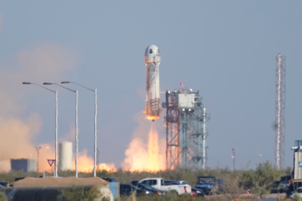 El momento del despegue de la nave de Blue Origin. “Allá arriba todo se ve tan pequeño (...), fue un momento en el que pude sentir lo vulnerables y diminutos que somos”, agregó el intérprete del ‘capitán Kirk’ de 'Viaje a las Estrellas' en su conversación con Bezos.
<br>
<br>Fue el segundo vuelo espacial tripulado de Blue Origin. En el primero, que tuvo un recorrido similar en julio de este año, Bezos fue uno de los tripulantes.
<br>