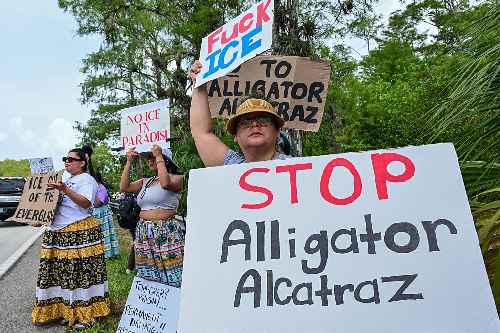 Manifestantes protestan contra el "Alcatraz de los Caimanes", en los Everglades.
