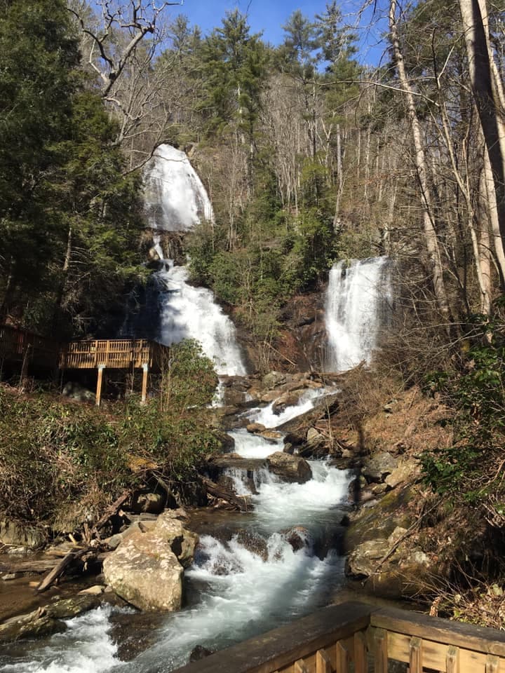 Los excursionistas ambiciosos encontrarán el Smith Creek Trail de 4.6 millas un desafío. Este sendero más largo conduce desde la base de Anna Ruby Falls hasta el Parque Estatal Unicoi. Más información sobre las cascadas, 
<b><a href="https://www.helenga.org/directory-item/anna-ruby-falls-visitor-center" target="_blank">aquí</a></b>.