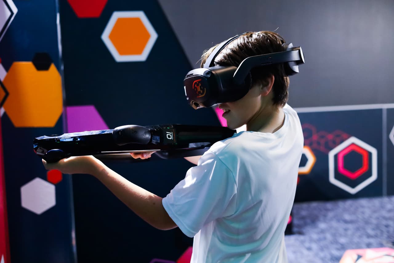 <b>Limitless VR,</b>
<br>En Limitless VR, los mundos de la realidad virtual y el laser tag se han combinado para crear un juego de batalla inolvidable, con múltiples personajes y mapas temáticos.