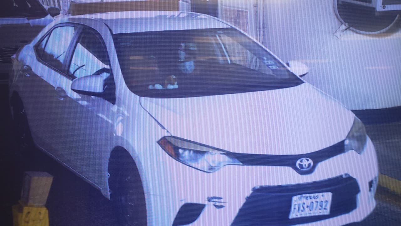 La última vez que las vieron fue el 3 de marzo en un 
<b><a href="https://twitter.com/FBISanAntonio/status/1369760708230062082" target="_blank">Toyota Corolla</a></b> 
<b>blanco</b> 2014, con 
<b>placas de Texas número FVS-0792, cuando cruzaron hacia Nuevo Laredo.</b>