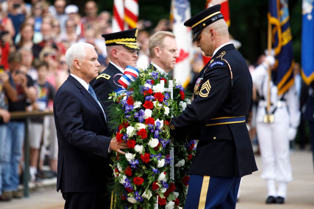 Durante la ceremonia, Pence colocó una ofrenda floral en la Tumba del Soldado Desconocido en el Cementerio Nacional de Arlington.