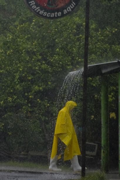 El fenómeno también ocasiona vientos de tormenta tropical a una distancia de hasta 165 kilómetros hacia el norte, y olas de hasta 4 metros de altura "a una distancia de 33 kilómetros en su cuadrante noreste, las cuales ya están presentes en las zonas marítimas y costeras del centro y sur de Veracruz", señaló la dependencia.