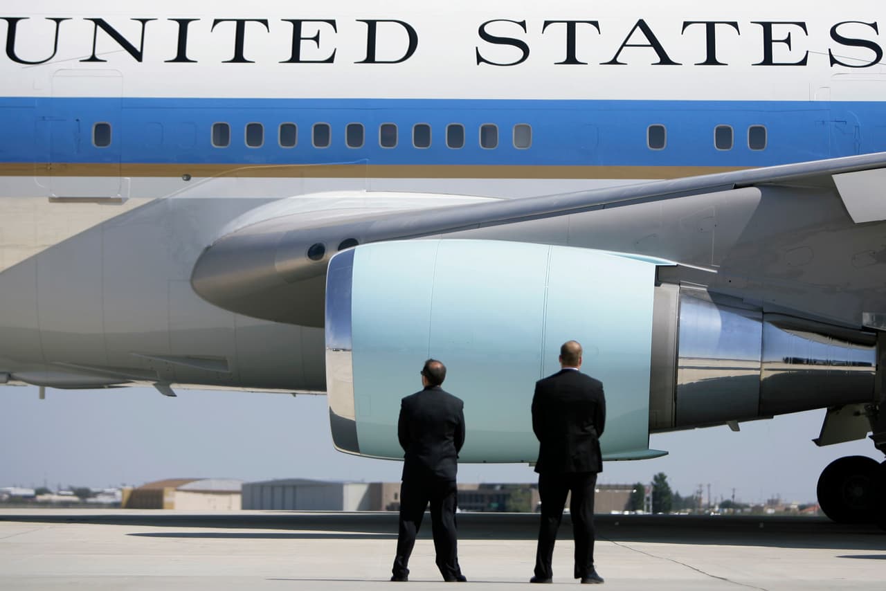 Agentes del Servicio Secreto observan cómo el Air Force One parte del Aeropuerto Internacional de Midland con el entonces presidente Bush y la primera dama Laura Bush a bordo.