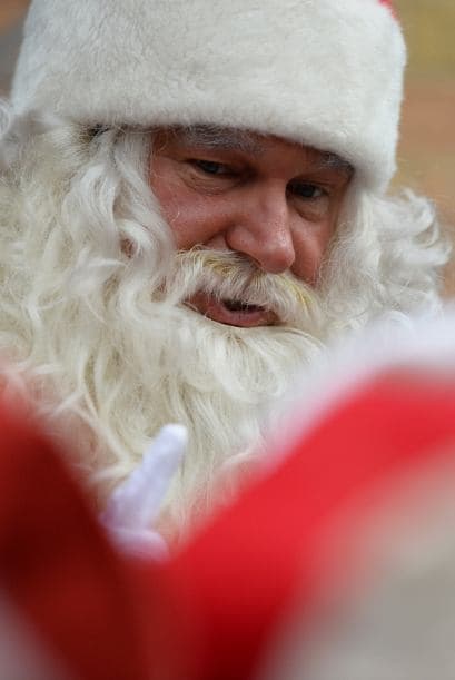 Pero este buen hombre era aun más generoso y era muy conocido por donar el dinero que tenía a la gente más necesitada. También se dice que sentía un profundo amor por los niños, inclusive se dice que uno de sus milagros sucedió cuando un malhechor acuchilló a varios niños. San Nicolás rezó por ellos y éstos se curaron inmediatamente.