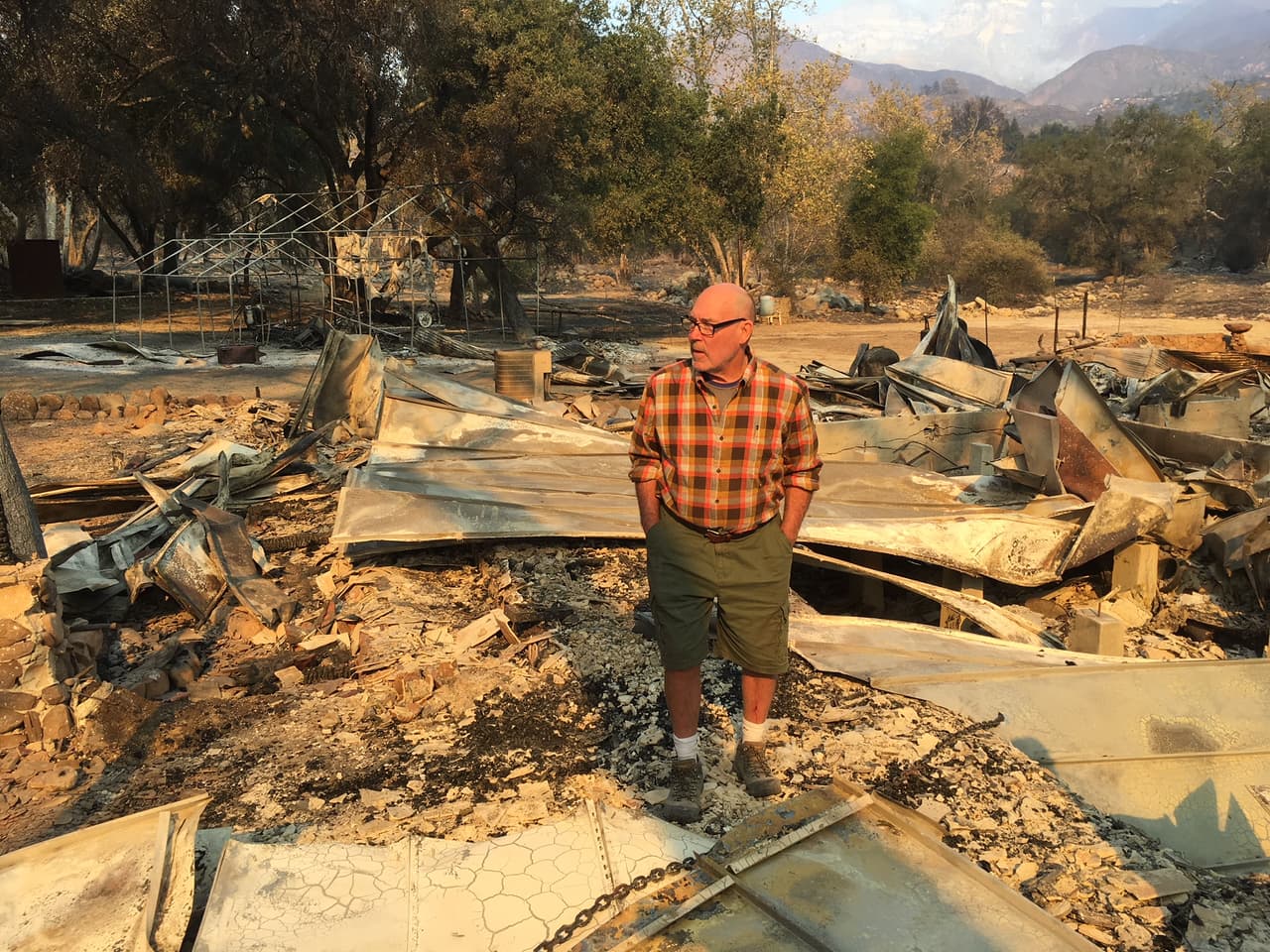 Jake Colborn camina con cautela sobre los escombros del que fue su hogar durante más de 40 años en las montañas de Santa Paula, asoladas por el fuego Thomas.