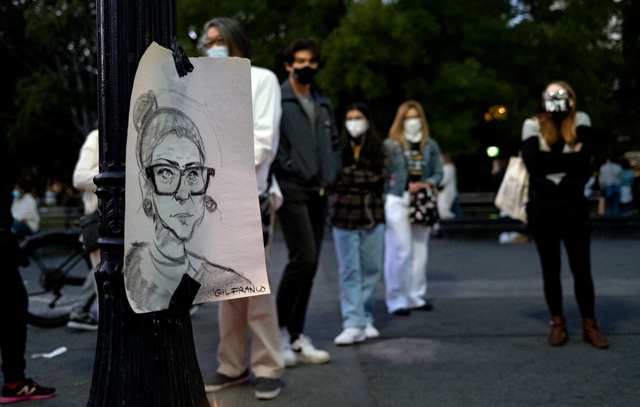 Una ceremonia en honor de la Juez Ruth Bader Ginsburg se celebra en el Washington Square Park