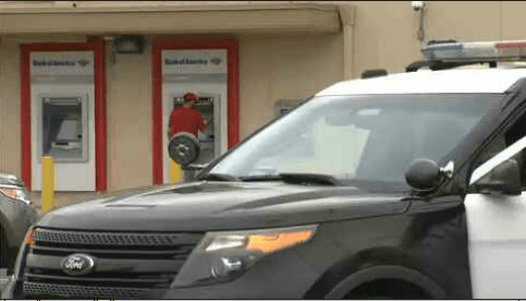 Luego de cinco horas, alrededor de las 7:20 am Zaragoza se dirigió a una agencia del Bank of America, ubicado en Sherman Way y bulevar Topanga Cayon en Canoga Park. El sospechoso intentó robar a un cliente de la entidad que retiraba dinero en un cajero automático. Sin embargo, el asalto fue frustrado y no hubo enfrentamientos ni heridos.