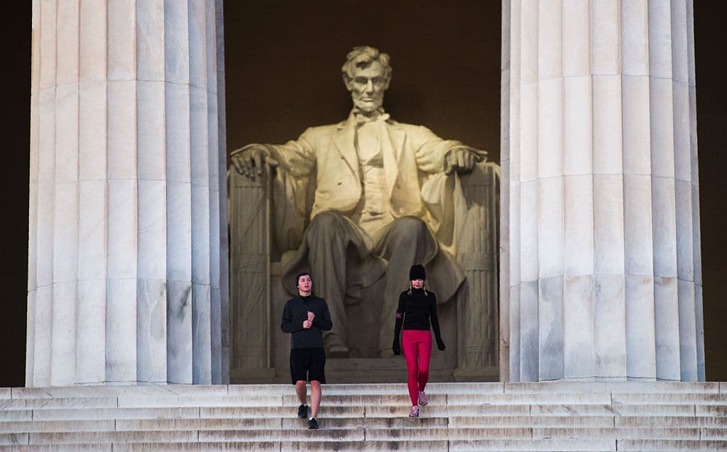 La imponente figura de Lincoln sentado se encuentra enmarcada entre columnas en el interior de un edifcio inspirado en la Grecia Clásica.