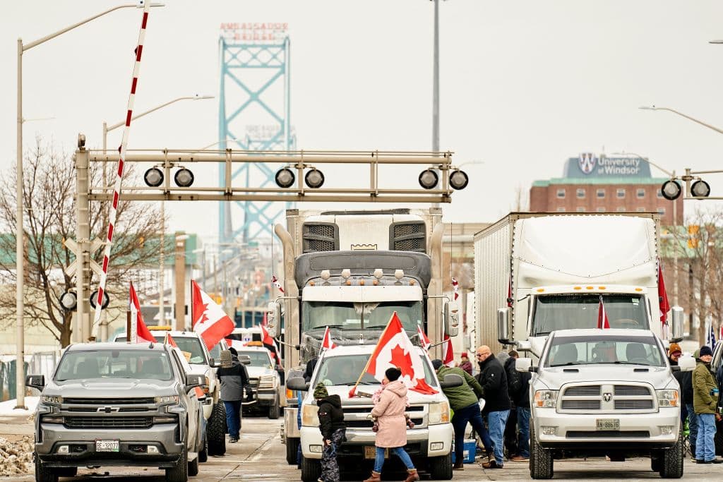 El primer ministro Trudeau afirmó que la protesta está "bloqueando" la democracia y la economía canadienses. Ante las críticas por la falta de acción desde el inicio de la protesta, la Policía de Ottawa empezó en las últimas horas a multar y arrestar a manifestantes que violan las ordenanzas municipales.
<br>