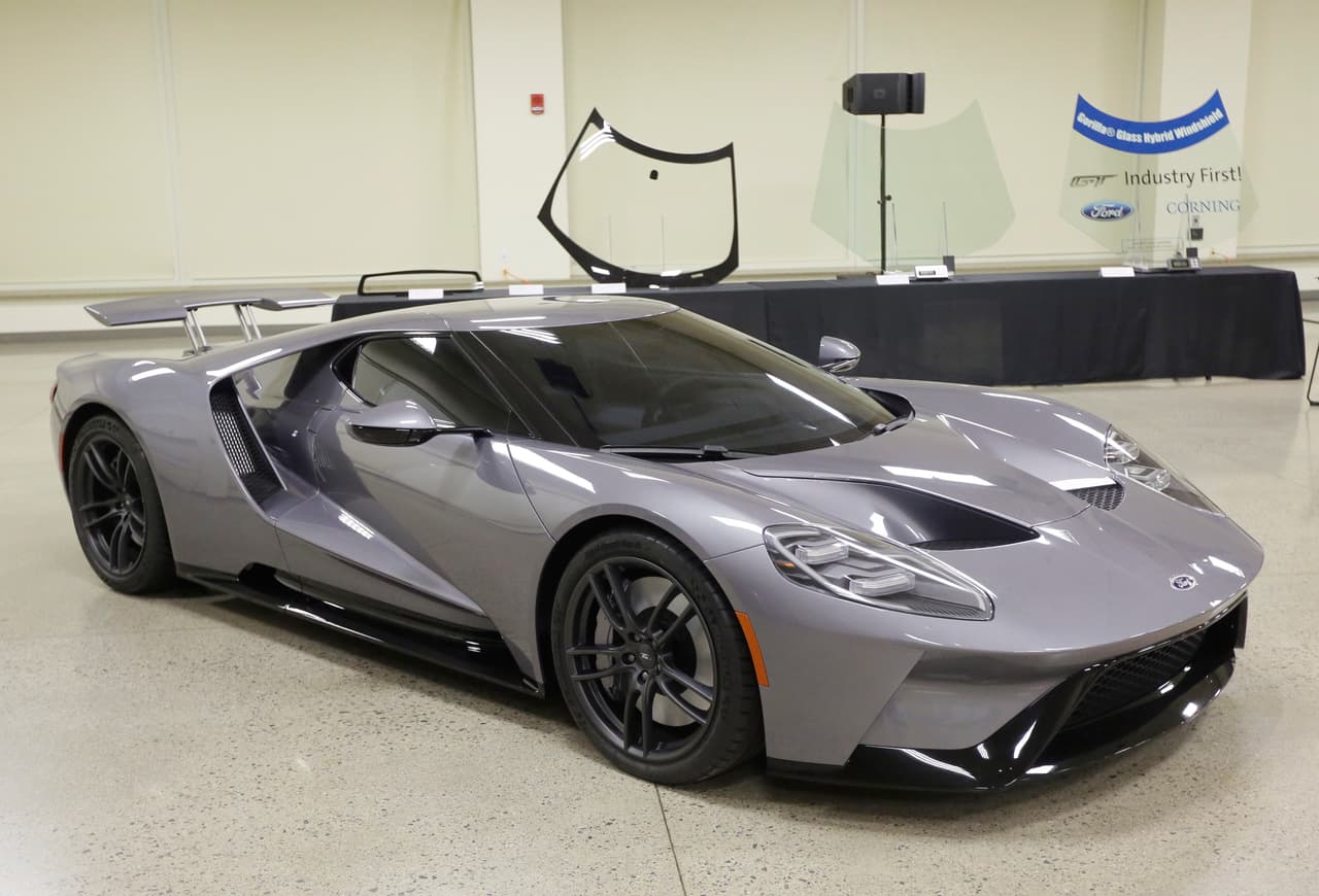 En imagen del 14 de diciembre de 2015, un auto deportivo Ford GT es exhibido en el Centro de Desarrollo de Dearborn, Michigan. Ford Motor Co. será el primer fabricante en usar el Gorilla Glass, de Corning Inc., en el parabrisas de un vehículo que está programado que salga a la venta el próximo año. (AP Photo/Carlos Osorio)