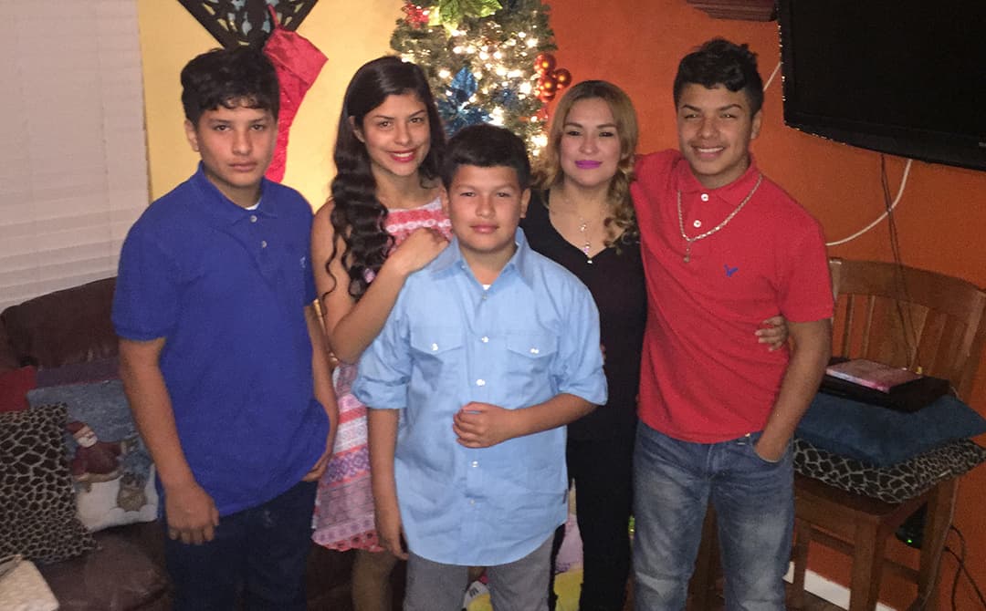 Gloria, la madre de Cassandra, trabaja en un restaurante y a ella le toca con mucha frecuencia hacerse cargo de sus tres hermanos.