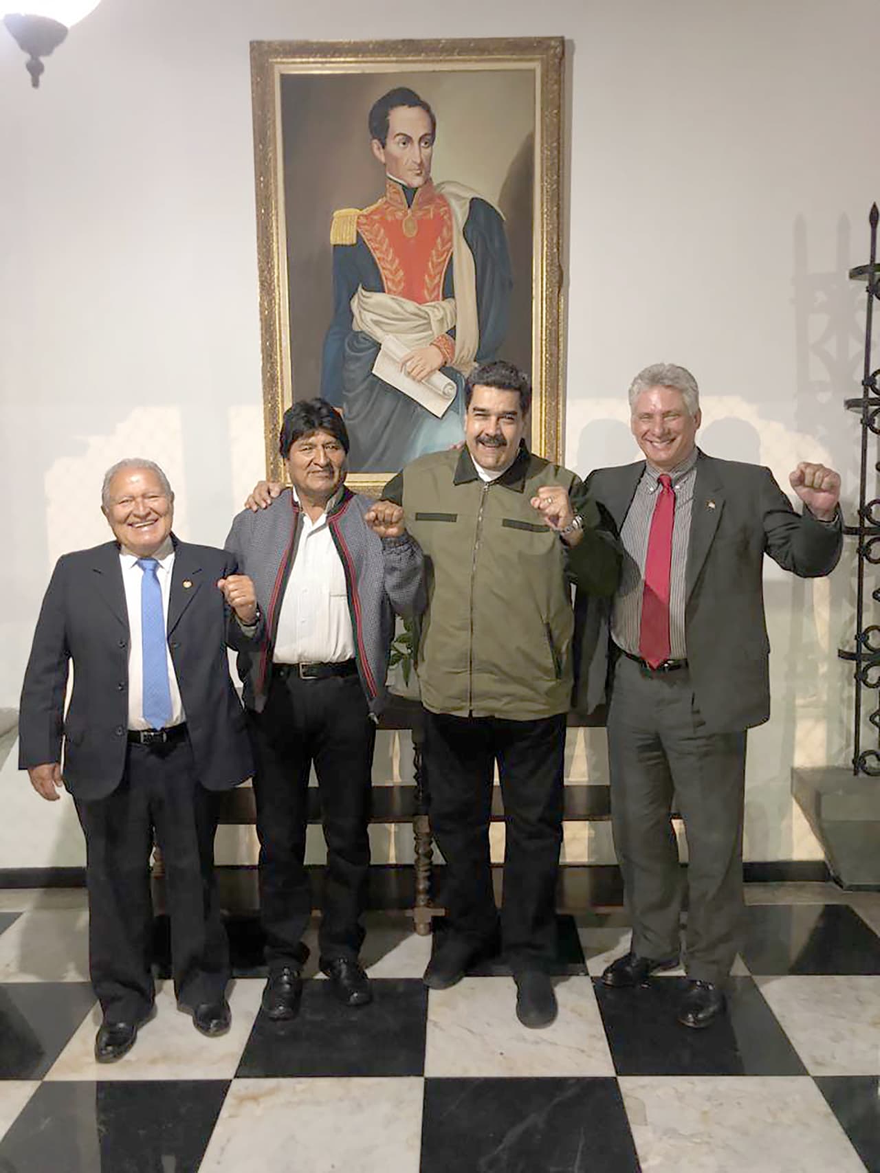 Nicolás Maduro ha dicho que su nuevo periodo presidencial tiene un vasto apoyo internacional, aunque EEUU, la Unión Europea y la mayoría de los países de América Latina no lo reconozcan como el legítimo presidente de la nación sudamericana. En esta fotografía, publicada por él en su cuenta de Twitter el mismo día de su juramentación, se ufana de estar acompañado por el puñado de mandatarios latinoamericanos que visitaron Venezuela para la ceremonia: Salvador Sánchez, presidente de El Salvador; Evo Morales, de Bolivia; y Miguel Díaz Canel, de Cuba. El único que falta es el nicaraguense Daniel Ortega.