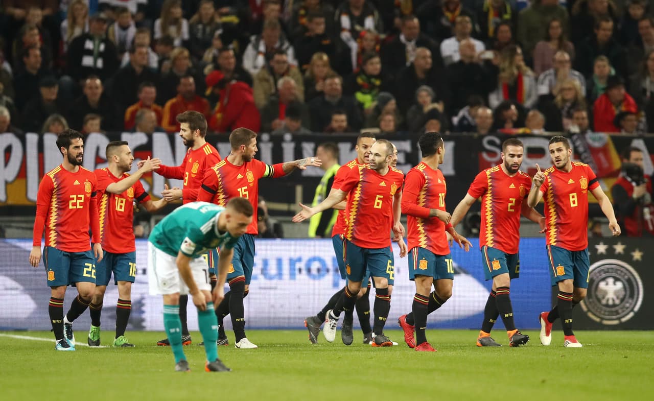 Tras el gol, las acciones se dividieron y el partido se niveló un poco, a pesar de que la ventaja era ibérica.