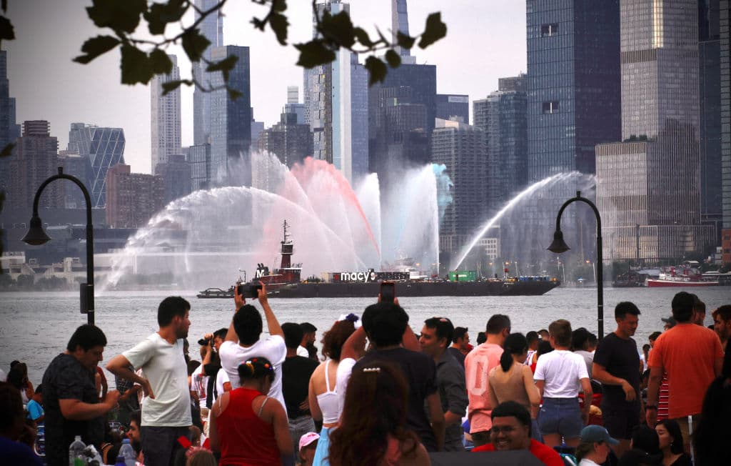 Desde temprano las familias se fueron acomodando en los muelles y parques cercanos al río.
<br>