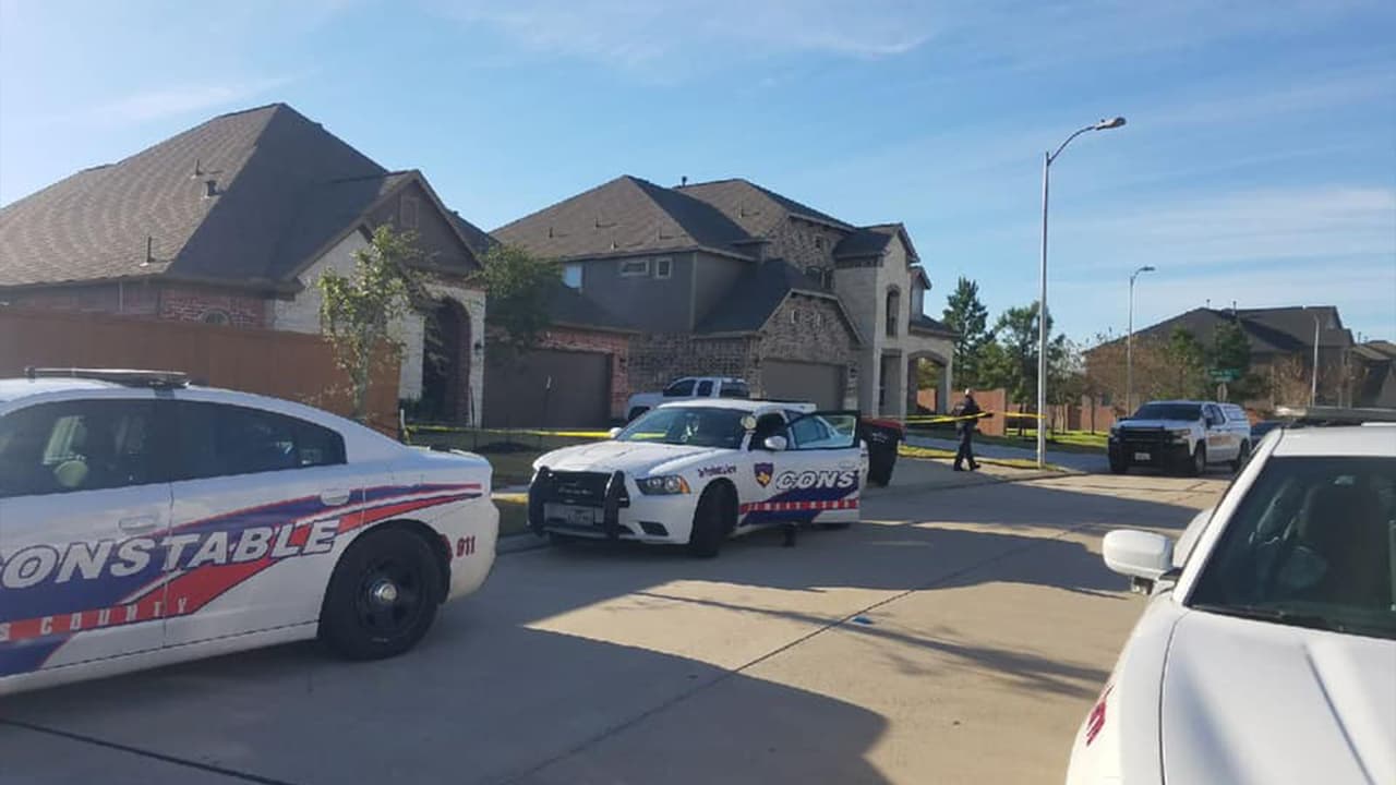 Autoridades creen que el hombre atacó a la mujer y luego se hizo daño a sí mismo. Ambos tenían pocos meses de vivir en esa casa.