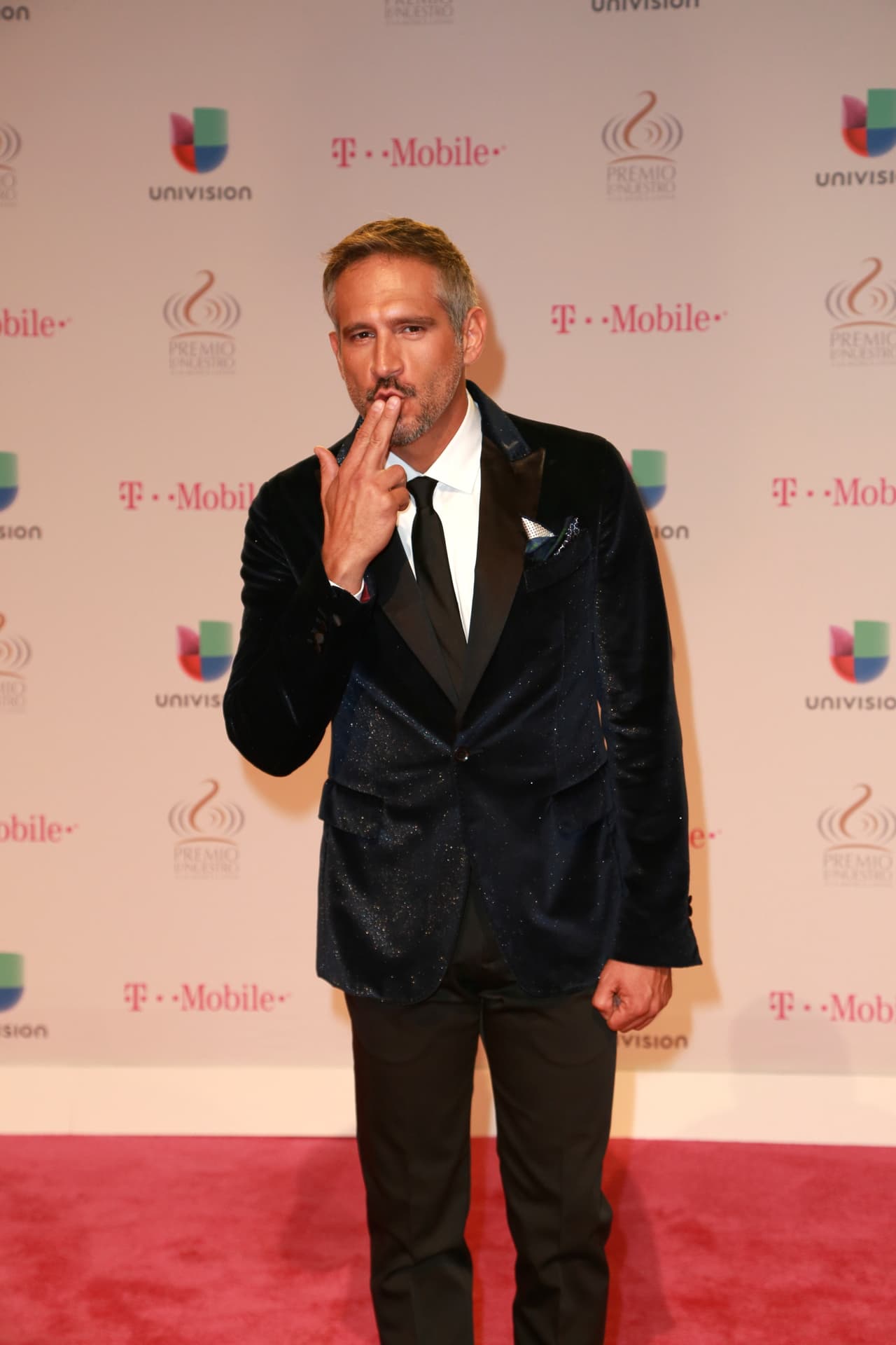 "Y a la mera hora (me dijo) 'pues ya no quiero andar contigo' y a la semana 
<b><a href="https://www.univision.com/musica/los-backstreet-boys-confiesan-que-ellos-se-portaban-mucho-peor-que-justin-bieber" target="_blank">ya andaba con mi amigo 'El Backstreet Boy</a></b>".