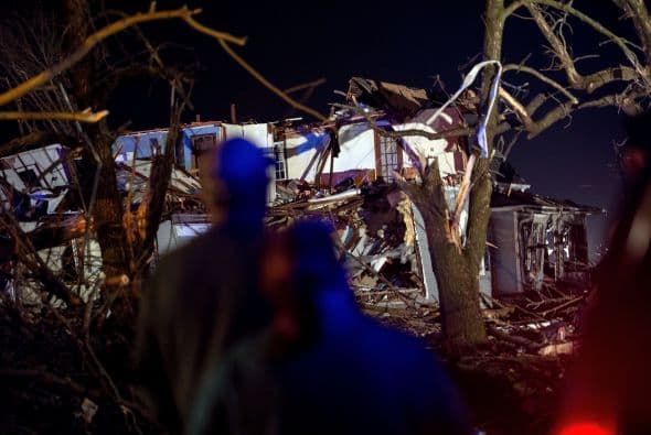 Dos personas perdieron la vida y sobre una veintena resultaron heridas luego del paso de fuertes tornados que tocaron tierra en los poblados de Rochelle y Fairdale a unas 80 millas al noroeste de Chicago la noche del jueves. Rescatistas continúan en la búsqueda de personas desaparecidas entre los escombros.