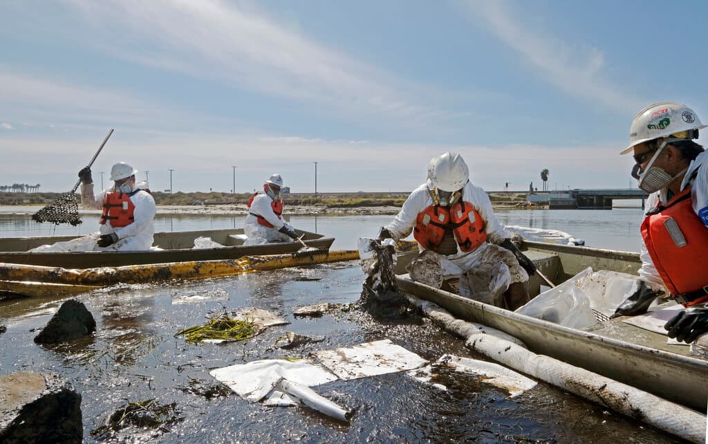 La alcaldesa de Huntington Beach, Kim Carr, citada por EFE, admitió que la estimación de 3,000 barriles probablemente se quede corta puesto que se cree que la empresa responsable del vertido, Beta Offshore, todavía no ha conseguido frenar la fuga por completo. "Desafortunadamente estamos empezando a ver peces y pájaros cubiertos de crudo que están llegando hasta nuestras costas", añadió en una rueda de prensa.
<br>