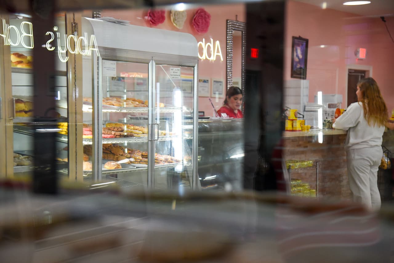 Mark W. Milum, administrador de la ciudad de Los Fresnos, expresó que Abby's Bakery es un negocio clave que contribuye significativamente a los ingresos por impuestos a la propiedad y a las ventas, aportando al presupuesto municipal anual de 13 millones de dólares.