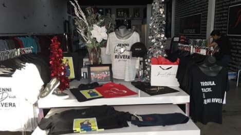 Desde la entrada a la boutique-museo el visitante encontrará todo tipo de objetos, ropa y accesorios dedicados a la 'Reina de la banda'.