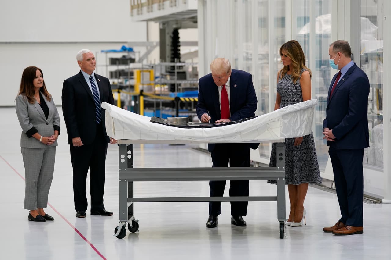 El presidente Donald Trump y la primera dama Melania Trump participaron en un recorrido por las instalaciones de la NASA antes del lanzamiento, junto al vicepresidente Mike Pence y su esposa.