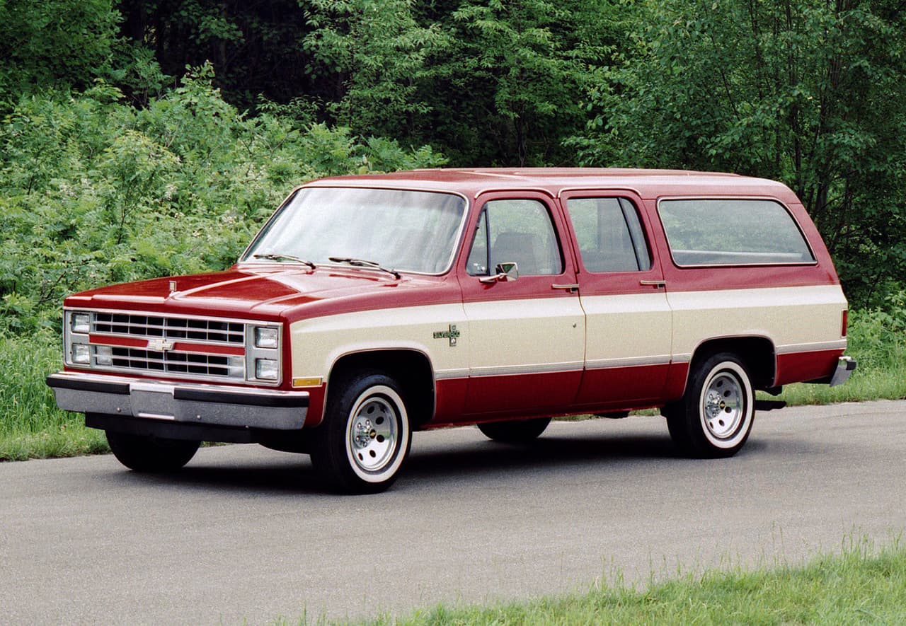 <b>Generación 7 (1973-1991)</b>
<br>
<br>En 1973, la Chevrolet Suburban es completamente rediseñada e incorpora un diseño de cuatro puertas. Además, extiende su distancia entre ejes a 129.5 pulgadas con un mayor enfoque en la comodidad interior. ¿El resultado? Un mayor interés entre la población para uso personal. Luego, a finales de la década de los ochenta, logra una mayor eficiencia, gracias a la inyección de combustible controlada electrónicamente y una transmisión con sobremarcha de cuatro velocidades.
<br>
<br>
<b>En imagen:</b> Chevrolet Suburban 1985