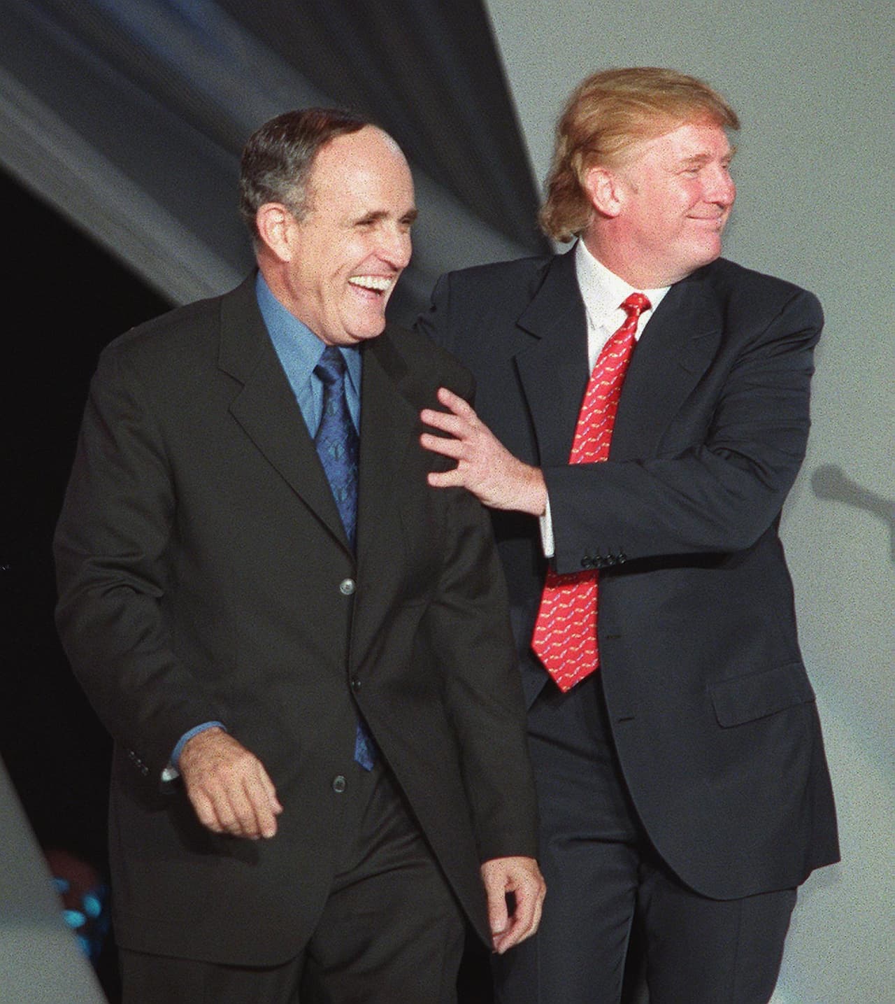 En 1999 Giuliani se encuentra con Donald Trump durante el Fashion Show de Nueva York. La amistad entre el empresario y el abogado es de larga data.