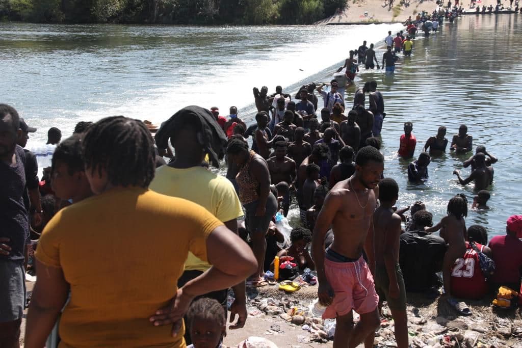 Miles de migrantes solicitantes de asilo, la mayoría de ellos de Haití, esperan bajo un puente internacional en Del Río para ser procesados para ingresar al país.