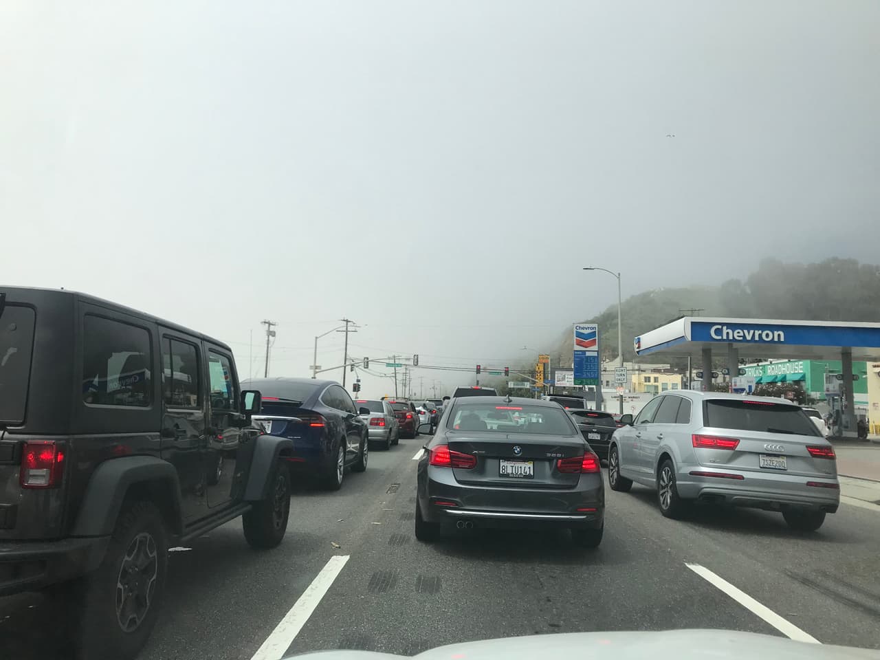 Muchos angelinos trataron de escapar del calor y las ordenes de distanciamiento social, pero con playa y parque cerrados, muchos se aventuraron a visitar el condado de Ventura, lo que ocasionó congestionamiento en la vía California Haighway 1.