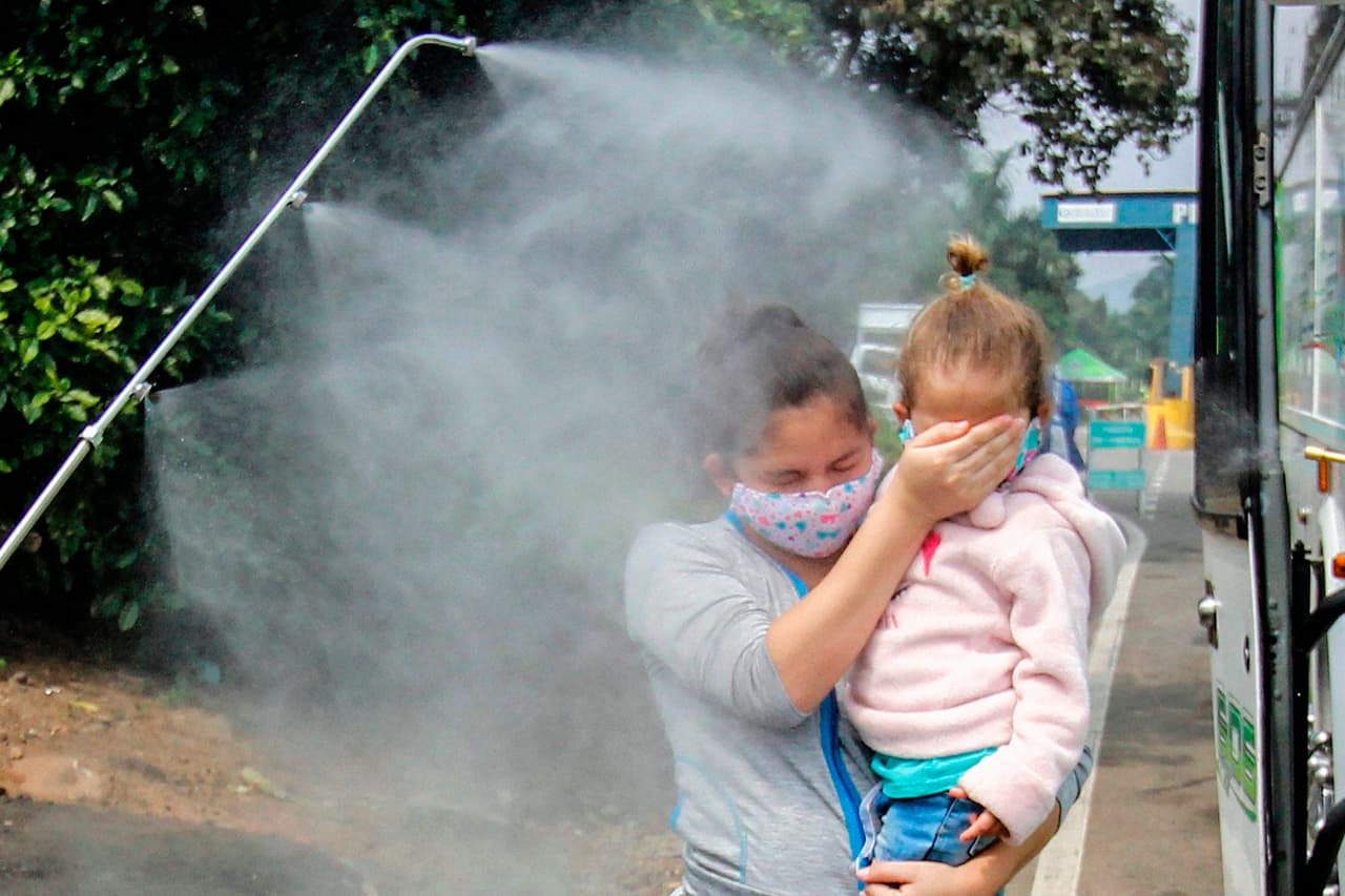 Miembros de la Policía Nacional de Colombia rocían desinfectante sobre una mujer y una niña venezolanas de camino a su país, en el puente fronterizo Simón Bolívar. Mientras Colombia mantiene una cuarentena obligatoria a nivel nacional para controlar la propagación del coronavirus, algunos de los venezolanos que emigraron a ese país en los últimos años han decidido regresar. 
<a href="https://www.univision.com/noticias/salud/mapa-actualizado-del-coronavirus-cifras-de-casos-confirmados-y-fallecidos">Vea aquí nuesntro mapa actualizado del coronavirus: cifras de casos confirmados y fallecidos </a>
<br>