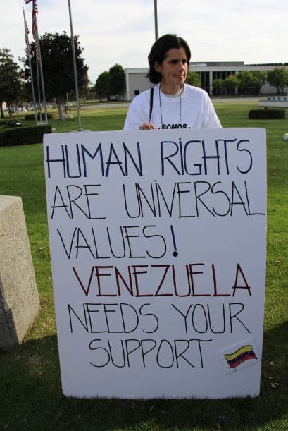 Pese a las distancias y tráfico característico de Los Ángeles, cientos de Venezolanos se unieron a la campaña mundial #SOSVenezuela para apoyar a todo el pueblo venezolano tras 10 días de protestas continuas en dicho país. A la manifestación se unieron guatemaltecos, peruanos, brasileños, libaneses, americanos y muchas otras nacionalidades que hacen vida en la Cosmopolita ciudad del oeste del país. Consignas, cantos y la familiaridad característica venezolana recibieron apoyo de los transeúntes en los alrededores del edificio Federal ubicado en la avenida Wilshire.