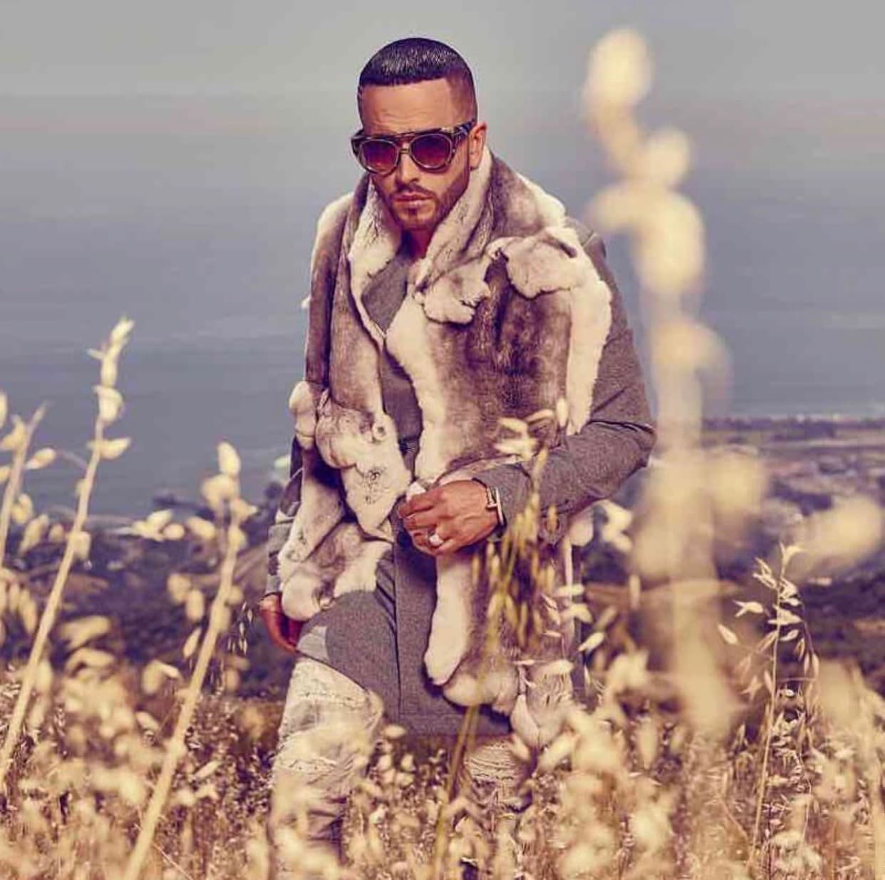 ¡Wow! Con barba y lentes sí se ve muy galán.