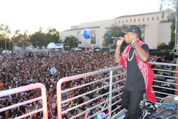 Kid Ink performed high above the crowd from the Coors Light stage! See exclusive pics of his high energy performance!