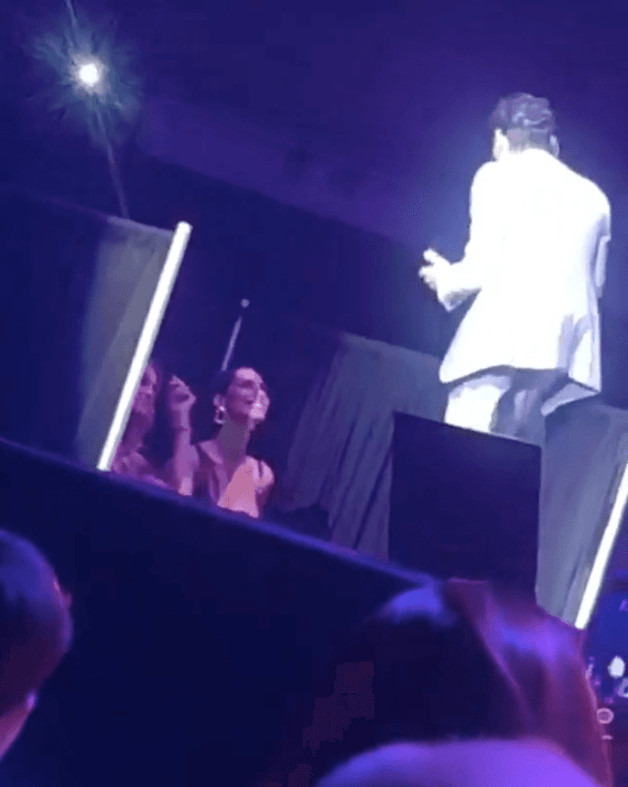 Aunque una tarima los separaba, ese no fue un impedimento para que el intérprete le dedicara a Raffaella esos pasos de baile que tanto lo caracterizan y que vuelven locos a sus seguidores.