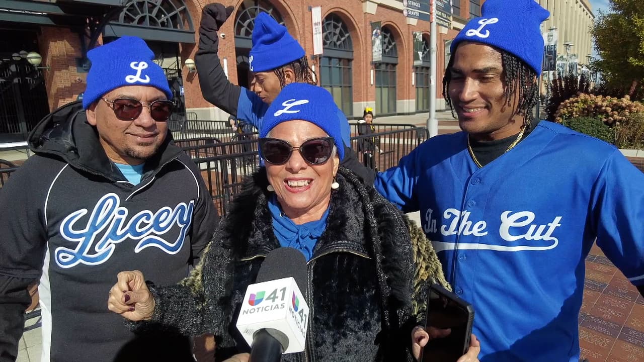 “La familia está dividida, algunos son de los Tigres otros de las Águilas, pero lo importante es compartir”, comentó una de las aficionadas.
<br>