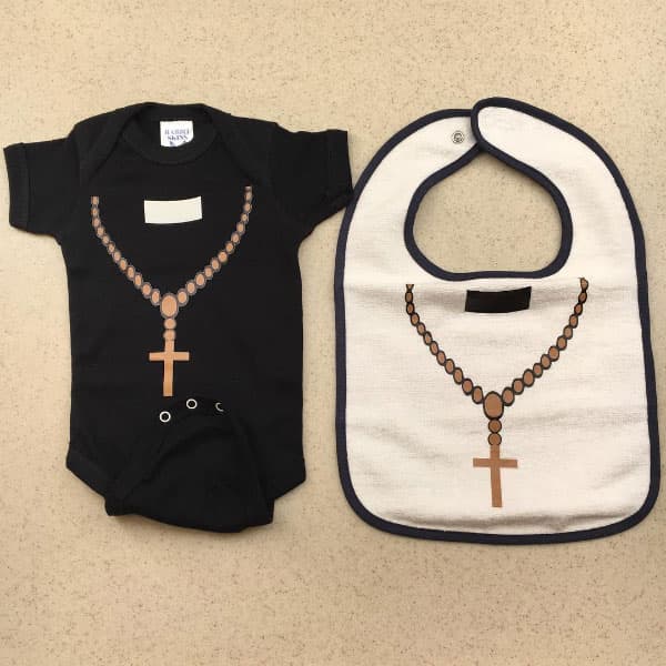 Como estos simpáticos baberos que hacen alusión a la serie que protagonizó, 'The exorcist'.