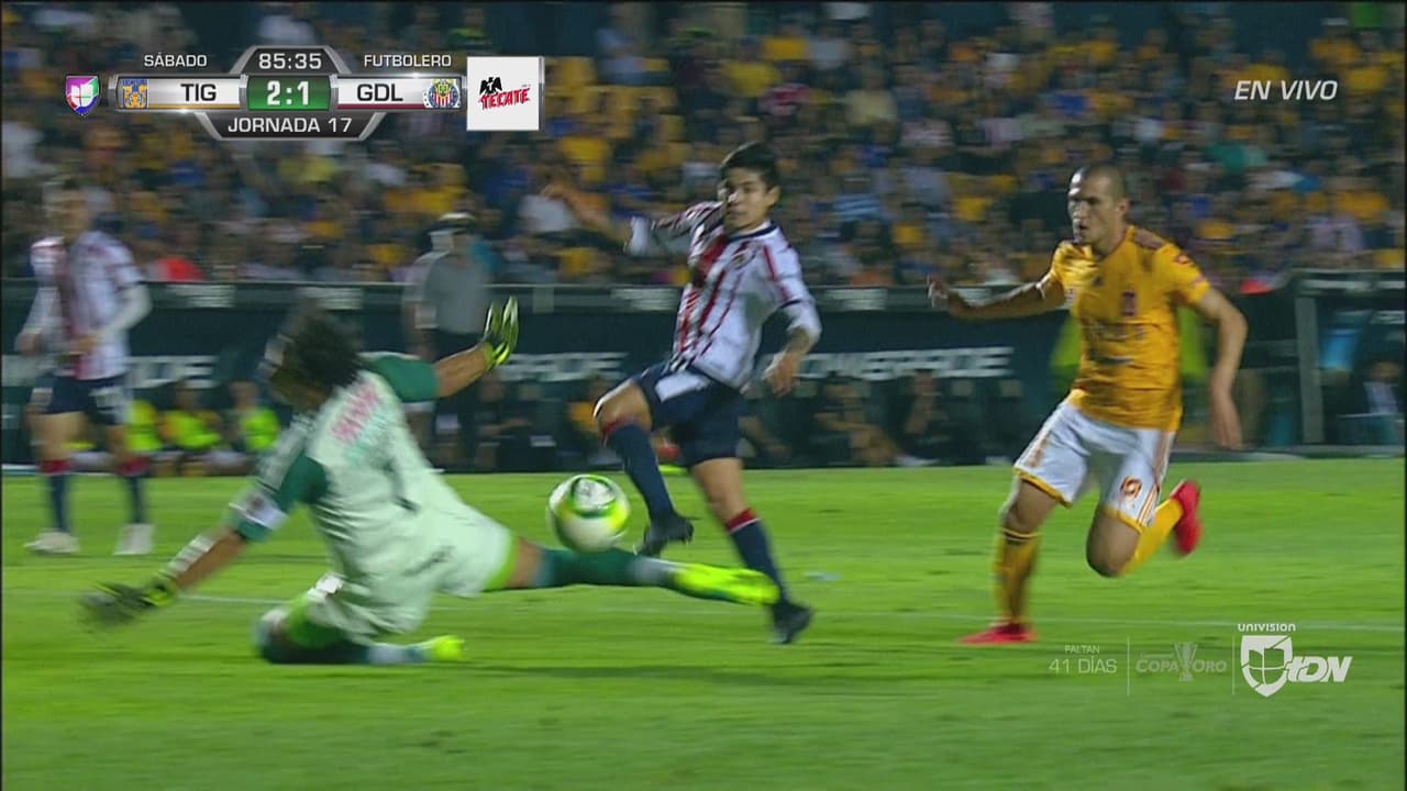 Chofis le sacó pintura al poste de Nahuel Guzmán