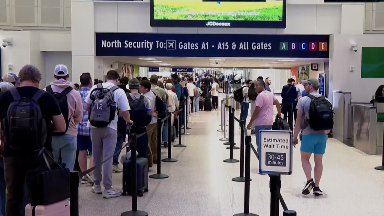 Agentes de ICE se preparan para desplegarse en los aeropuertos de Houston ante el aumento de los retrasos