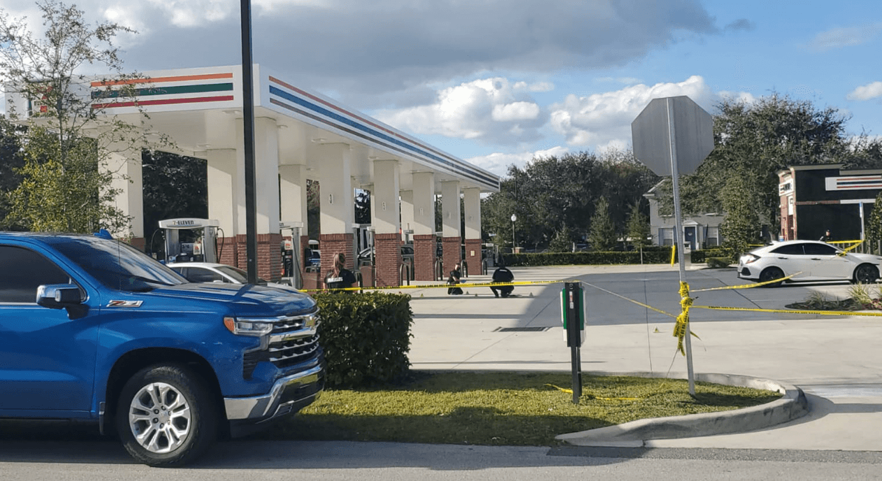 Asesinan a tiros a un hombre en gasolinera 7-Eleven de Orlando 