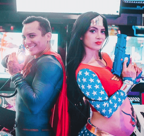 Edwin Luna y su novia Kimberly no quisieron que pasara desapercibido el Día del Niño (que se celebra el 30 de abril en México y en otros países de Latinoamérica), por lo cual se disfrazaron de superhéroes para festejarlo.