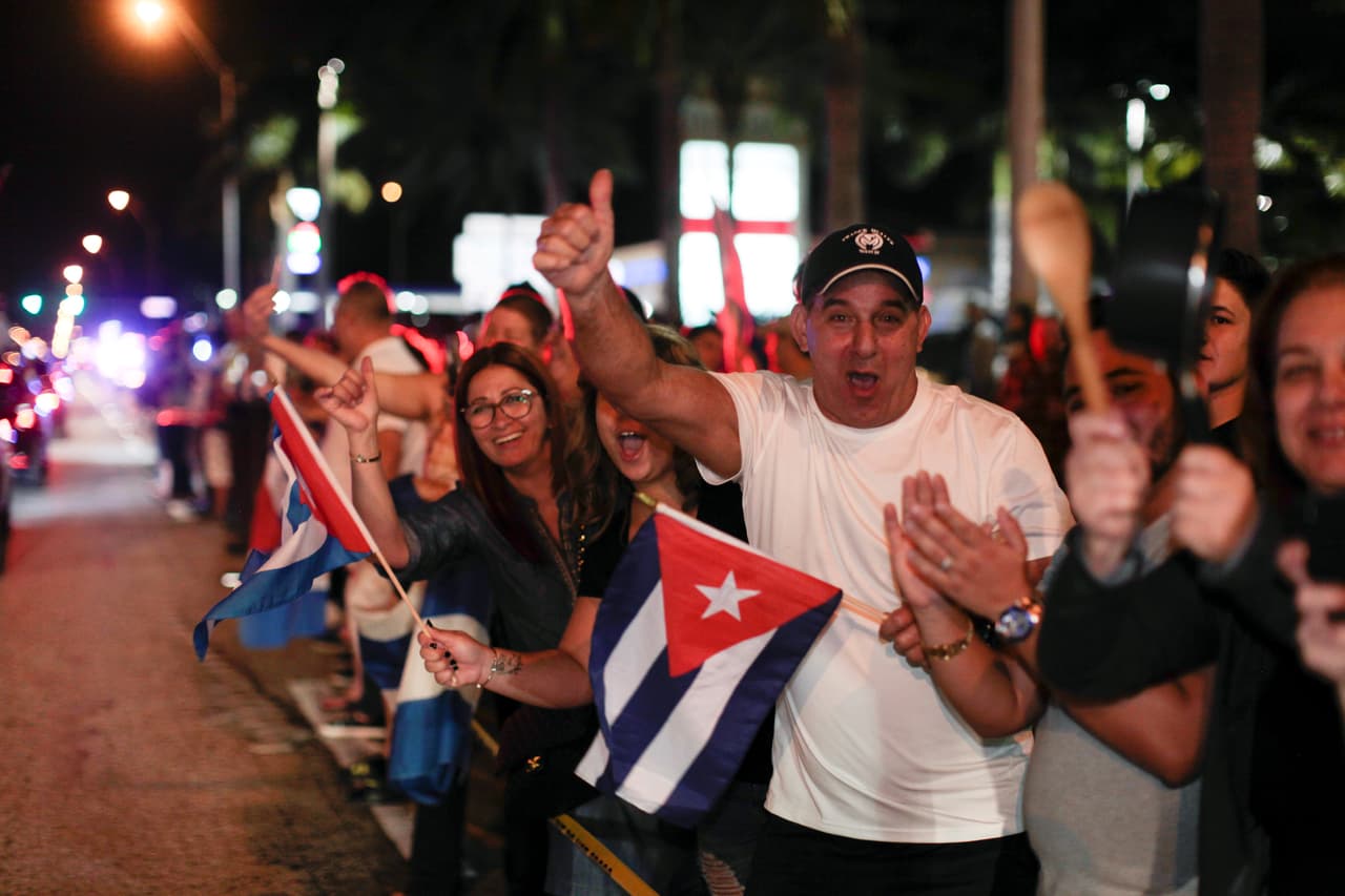 La noche en que los cubanos de Miami celebraron la muerte de Fidel Castro al grito de "viva Cuba libre"