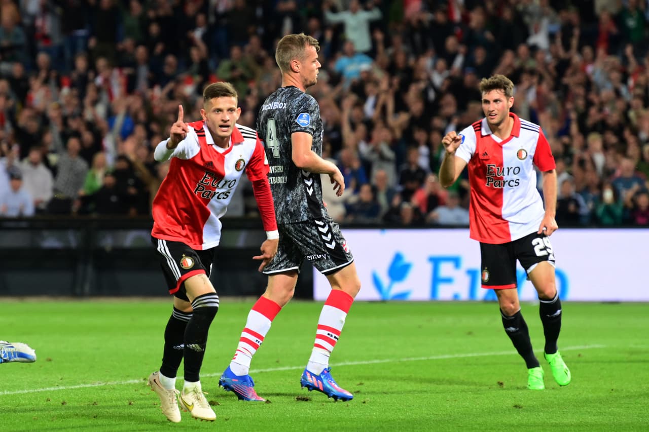 Santiago Giménez se estrenó como goleador en los Países Bajos.