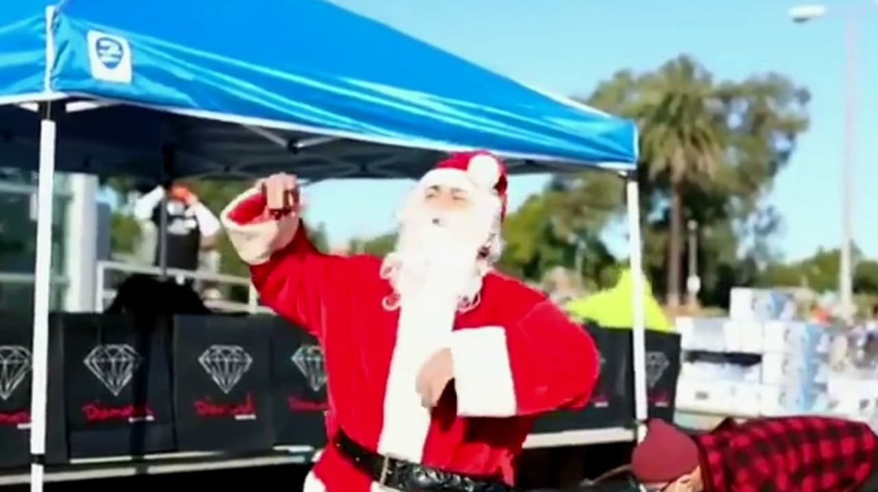 ¿Quién es el ‘Santa del Barrio’? Él es el hombre que protege a vendedores ambulantes de ICE