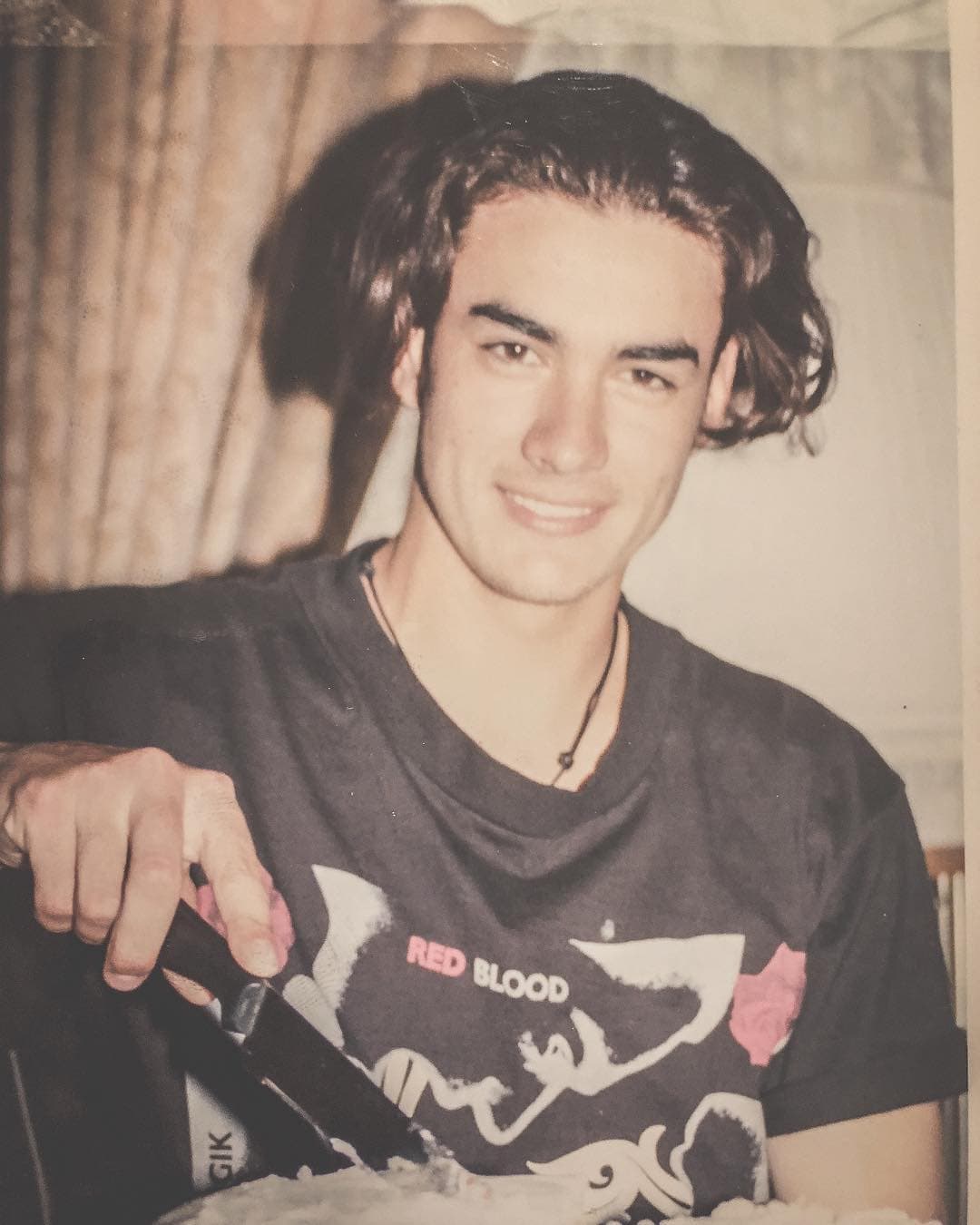 Aunque en esta foto no está tan niño, uno de los galanes más cotizados de telenovelas recordó cuando estaba más joven: "Felicidades a todos los niños y niñas que en su alma permanecen en esa etapa", comentó David Zepeda, el adolescente de esta imagen.