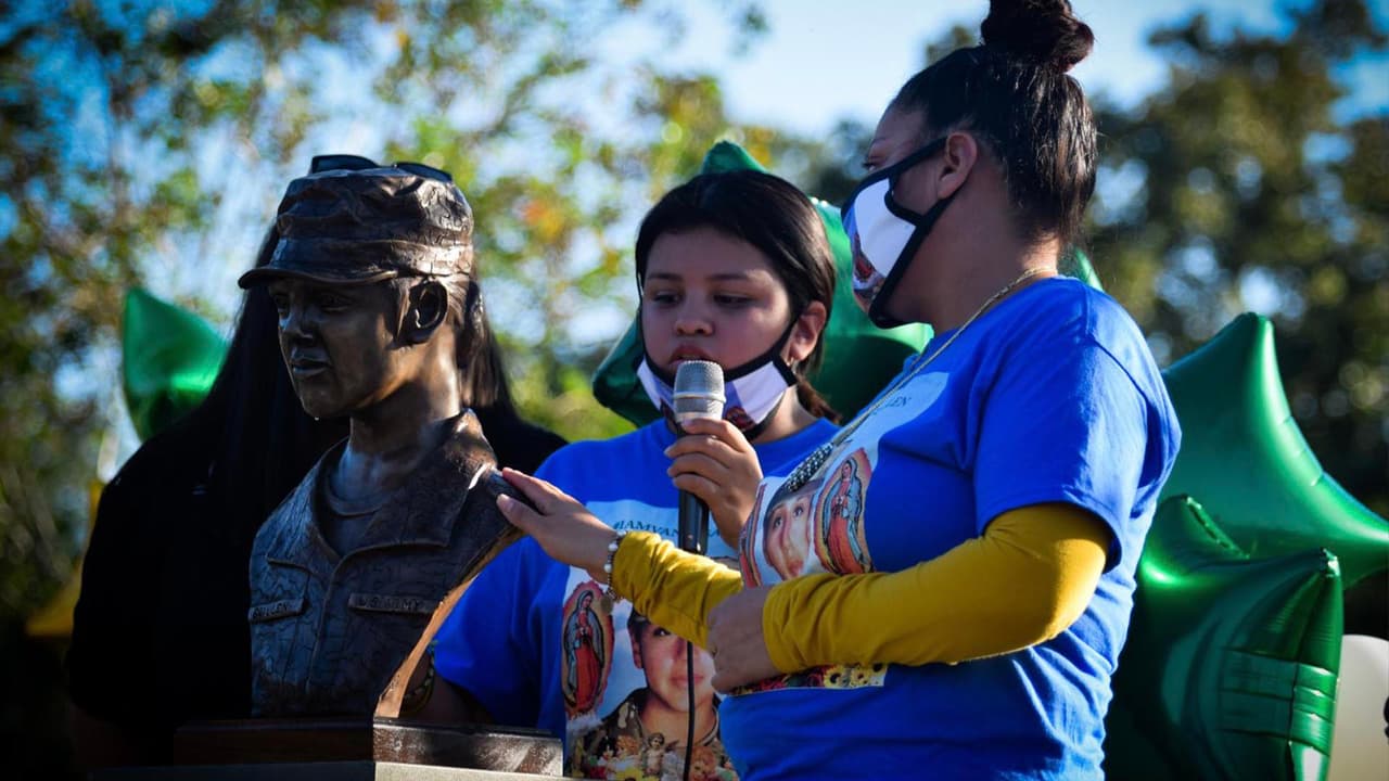 Sus hermanas estuvieron presentes y demás familiares, quienes se unieron en oración para pedir por el eterno descanso de la joven soldado.