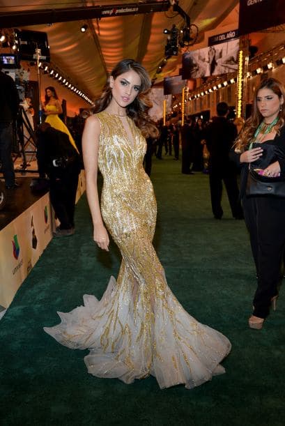 Eiza González llegó como una sirena hermosa. Llegó solita, ¿y su galán? No lo sabemos.